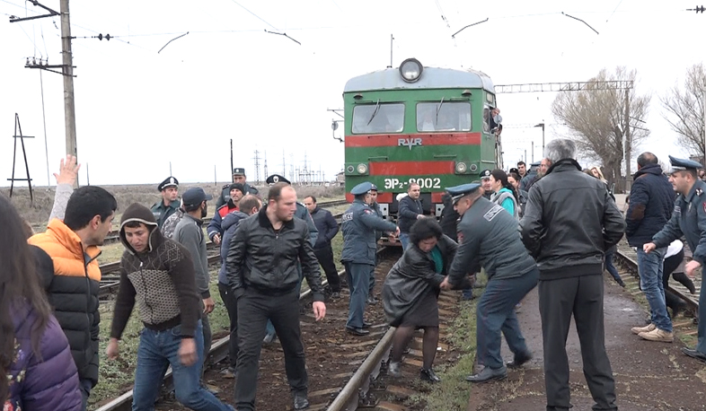 Zartonk locals block Yerevan-Gyumri railway