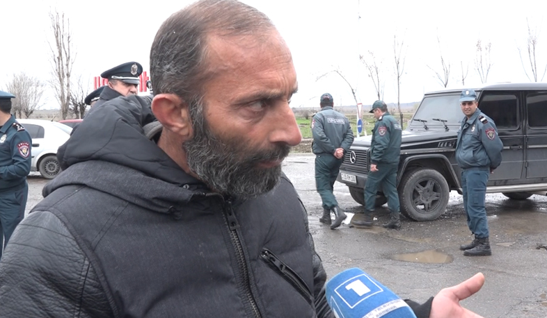 Arshaluys locals block Yerevan-Armavir highway