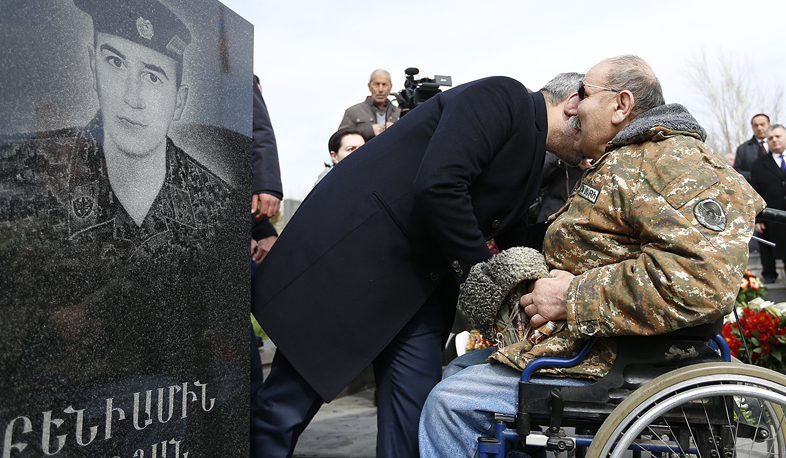 Families of April War heroes visit Yerablur