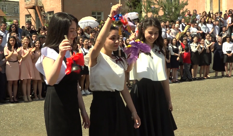 Հայաստանի դպրոցներում հնչեց վերջին զանգը