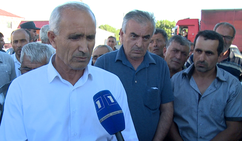 Aragatsavan locals block highway