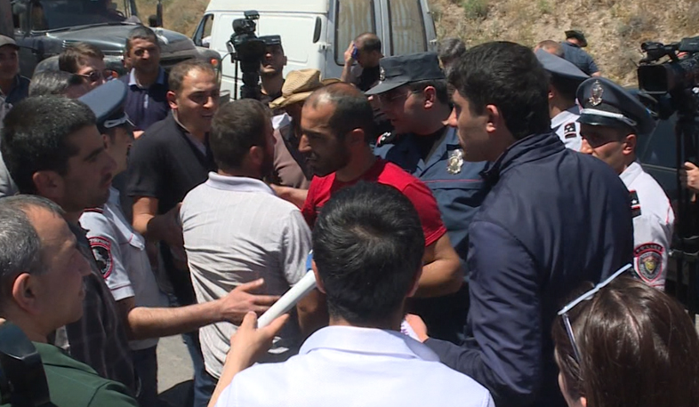 Road workers block Agarak-Ujan road