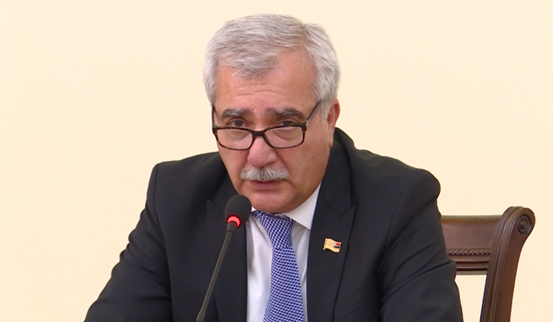 Parliamentary parties give briefings