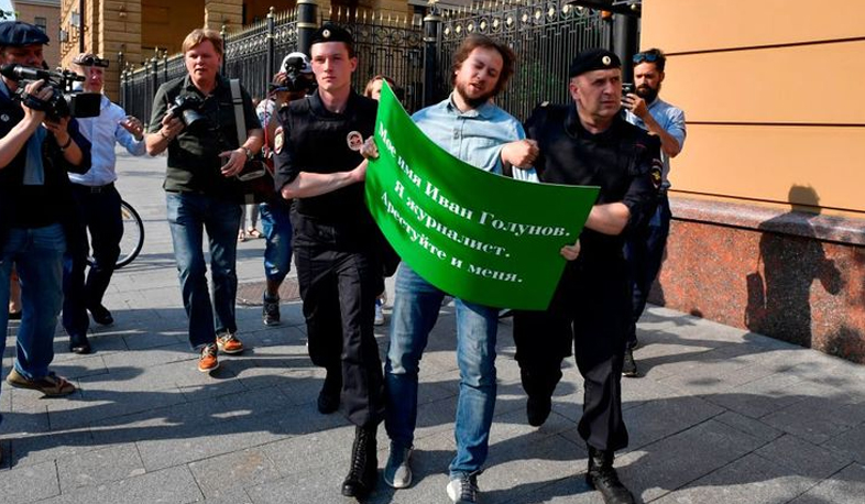 International news: protests in Moscow in support of arrested journalist