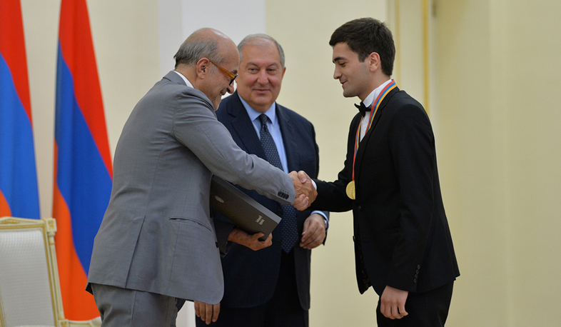 Armen Sarkissian confers Presidential Awards