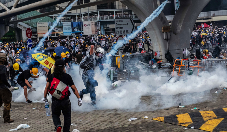 International news: Police use tear gas against Hong Kong protesters