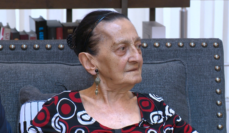 Medal of gratitude to 100-year-old teacher