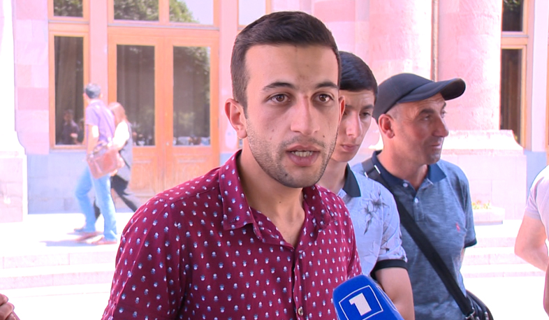 Melik locals protest in front of Government Building