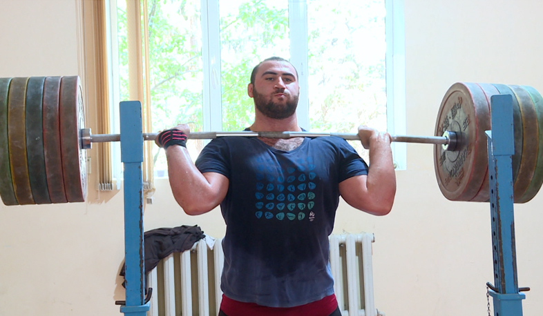 Тяжелоатлеты готовятся к чемпионату мира