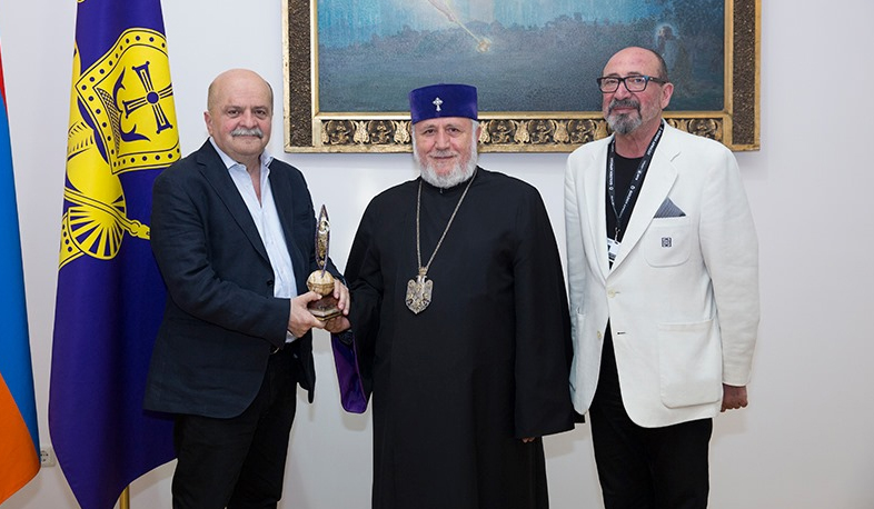 Alexander Mindadze receives Let There Be Light award