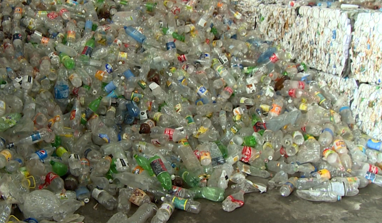 Из переработанного мусора изготавливают вешалки и другие экологически чистые предметы
