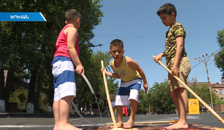 Վարդավառը՝ Խորհրդարանի բակում