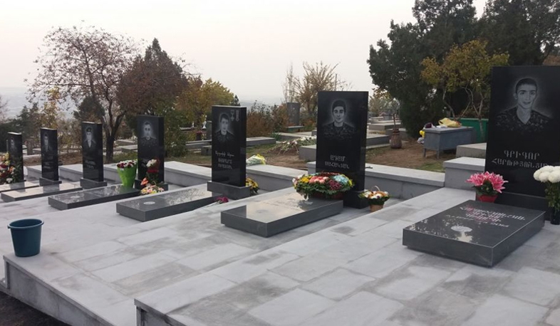 «Եռաբլուրում» շիրմաքարերին մոմ թափած կինը բերման է ենթարկվել