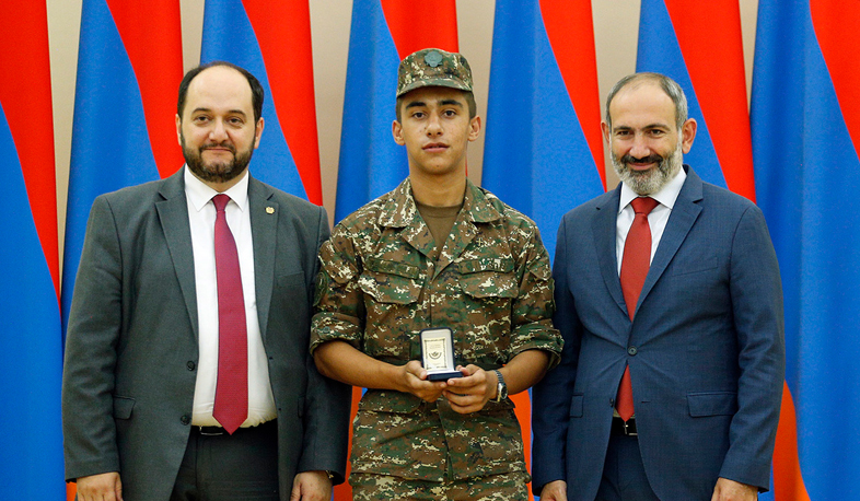 Վարչապետը պարգևներ է հանձնել հանրապետության լավագույն շրջանավարտներին