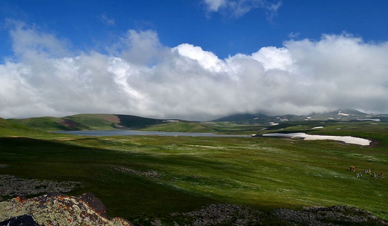 Ակնա (Այղըր) լճի հարևանությամբ հողն այրվում է. ԲԱՑԱՌԻԿ ԿԱԴՐԵՐ