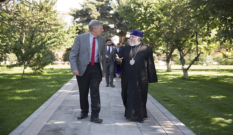 Ամենայն Հայոց Կաթողիկոսն ընդունել է կոնգրեսական Ֆրենկ Փալոնին