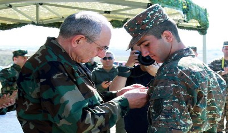 Արցախի նախագահը մեդալներ է հանձնել չորս զինծառայողի