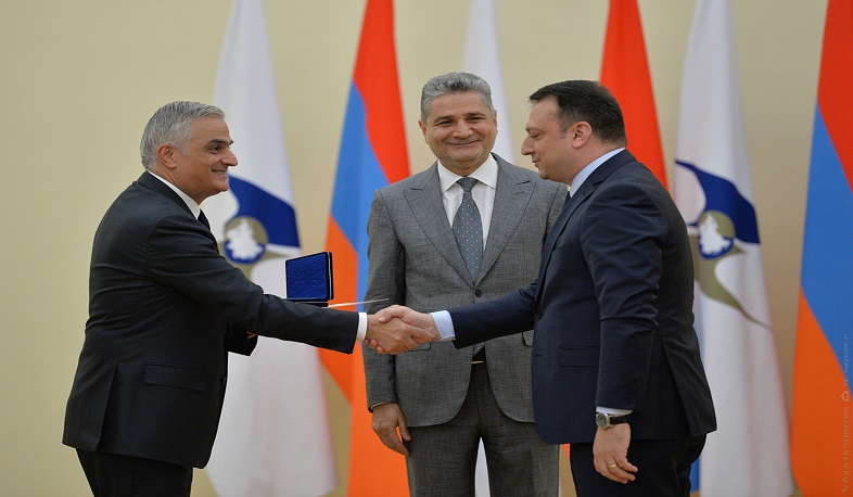 Դուք Հայաստանը փայլուն եք ներկայացրել. Նախագահը պարգևատրել է ԵԱՏՄ-ում ավանդ ունեցող հայ գործիչներին