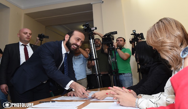 Խորհրդարանը փակ գաղտնի քվեարկությամբ ընդունեց ՍԴ անդամ Հրայր Թովմասյանի լիազորությունները դադարեցնելու հարցով ՍԴ դիմելու որոշումը