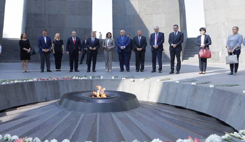 Լիտվայի Սեյմասի խոսնակը հարգանքի տուրք է մատուցել Ծիծեռնակաբերդի հուշահամալիրում