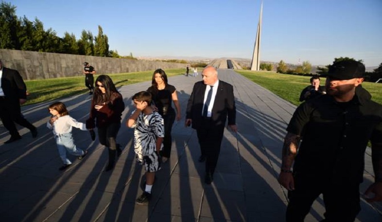 Քիմ և Քորթնի Քարդաշյաններն այցելել են Ծիծեռնակաբերդի հուշահամալիր