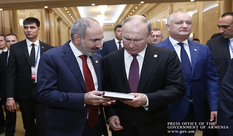 Փաշինյանը Պուտինին նվիրել է «Խաղաղություն Ղարաբաղին» գիրքը