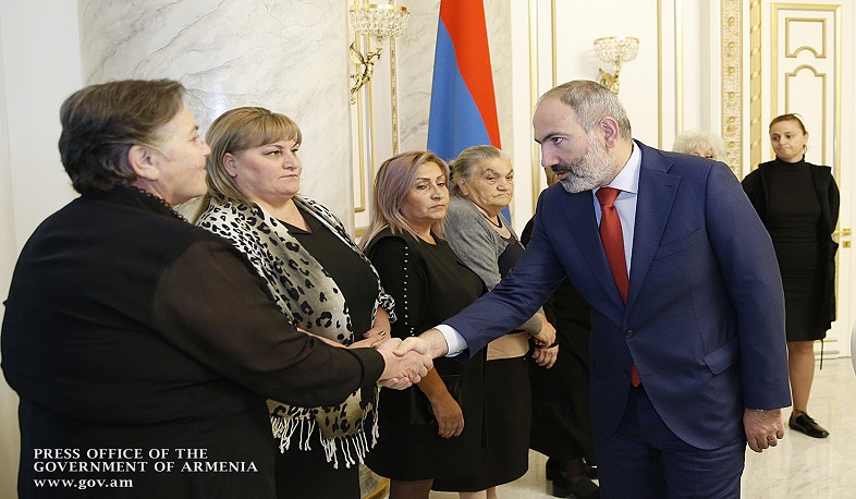 Բոլոր խնդիրները կլուծենք փուլ առ փուլ. Փաշինյանն ընդունել է զոհված զինծառայողների մայրերին