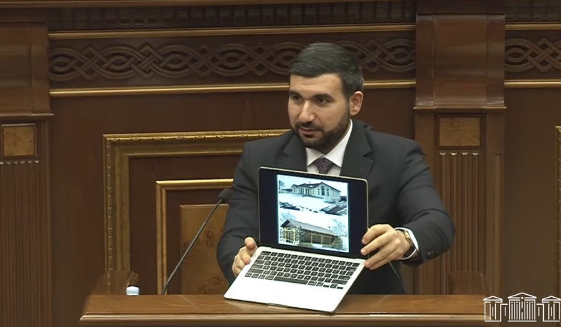 Սա կատարյալ, դասական քոչարյանասերժական իշխանության դեմքն է. Ալեքսանյանը ցուցադրեց Սեյրան Օհանյանի առանձնատան լուսանկարը