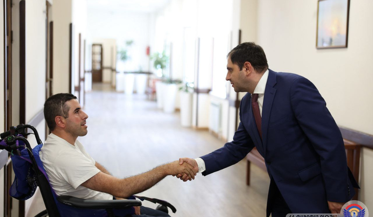Սուրեն Պապիկյանը հանդիպել է «Զինվորի տանը» բուժում ստացող՝ հաշմանդամություն ունեցող զինծառայողներին