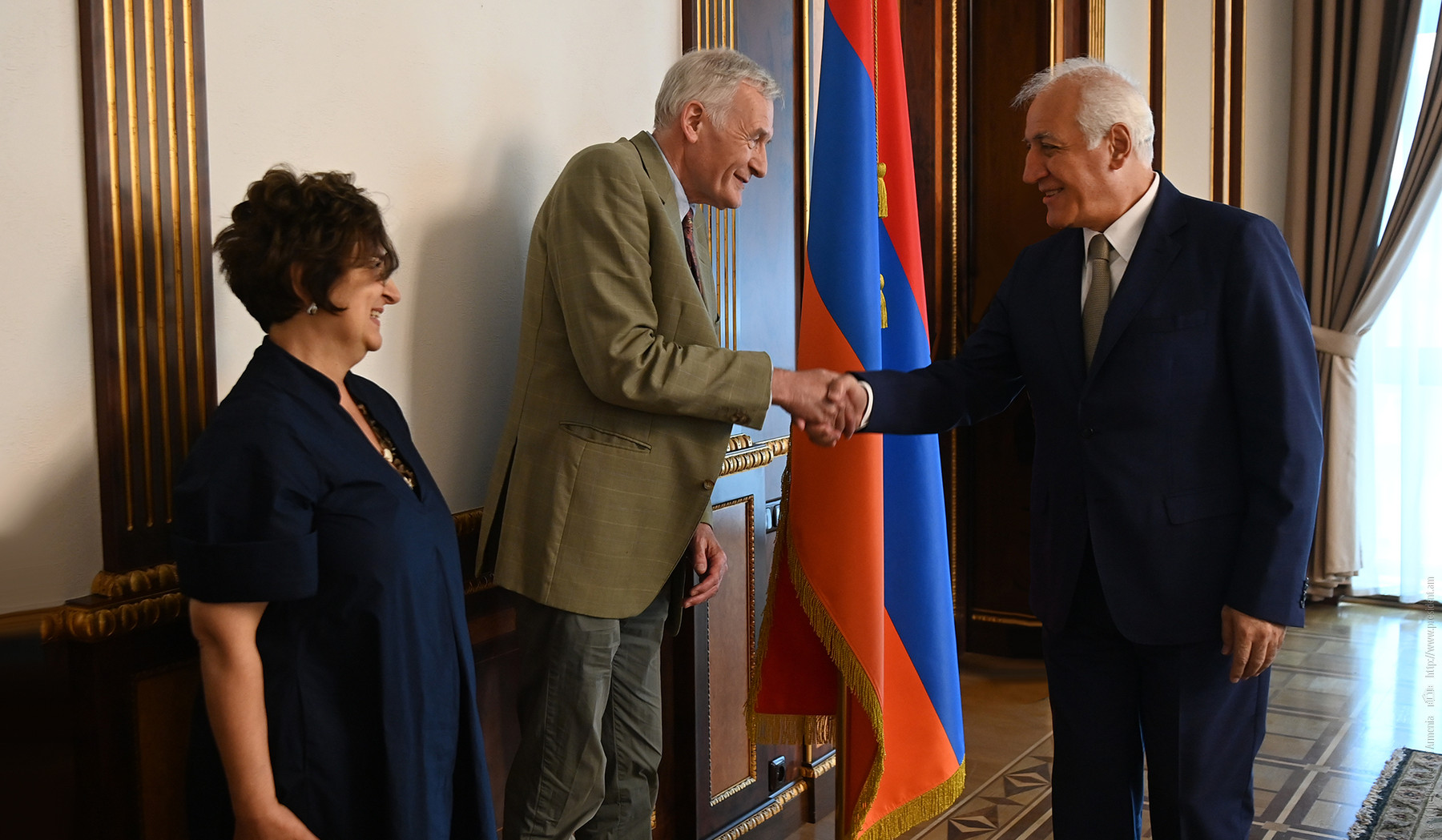 Վահագն Խաչատուրյանը  պարգևատրել է հայագիտության պրոֆեսոր Թեո Մաարտեն վան Լինտին և դոցենտ Աննա Սիրինյանին