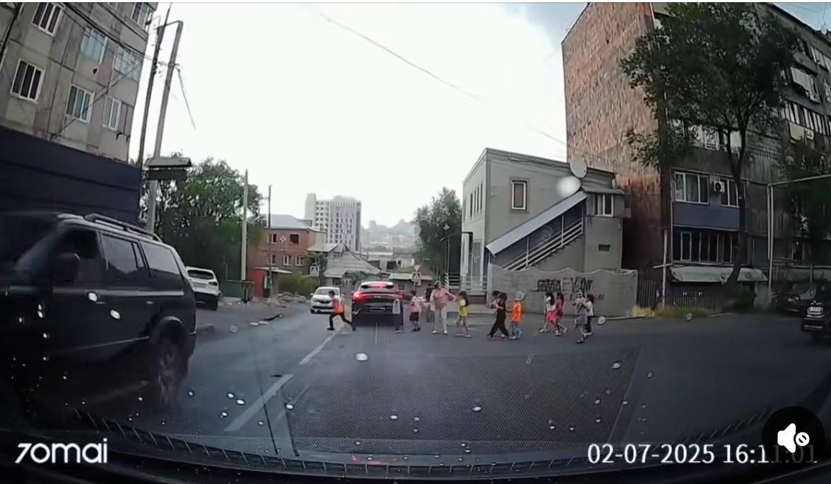 Երևանի փոխքաղաքապետն արձագանքել է ուղեկցող անձի՝ երեխաների կյանքը վտանգելով ճանապարհն անցկացնելու տեսանյութին