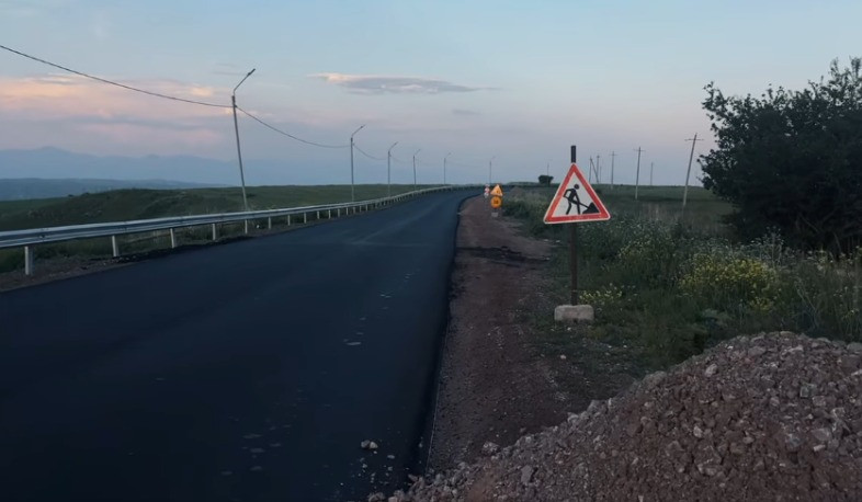 Գորիսի խաչմերուկից մինչև Սատանի կամուրջ 19.5 կմ ճանապարհահատվածում տեղադրվել է ասֆալտբետոնե ծածկը