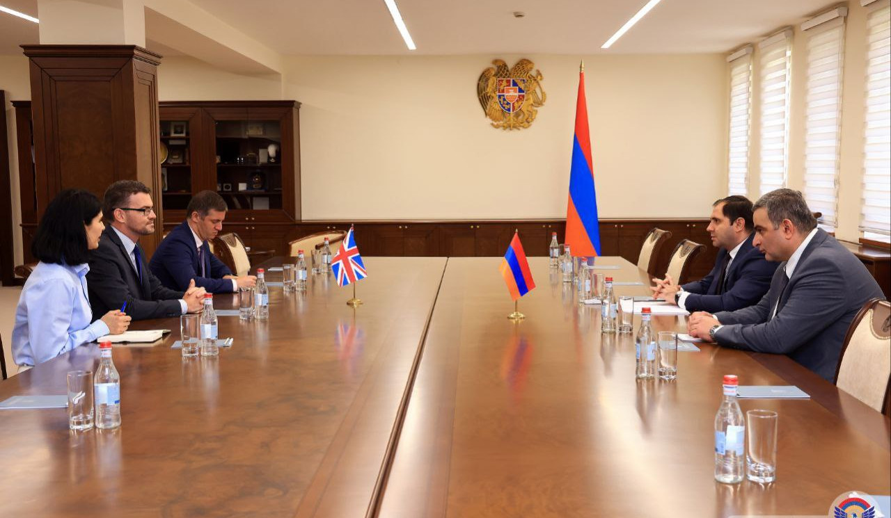 Papikyan və Galager müdafiə sektorunda Ermənistan-Böyük Britaniya əməkdaşlığı ilə bağlı məsələləri müzakirə ediblər