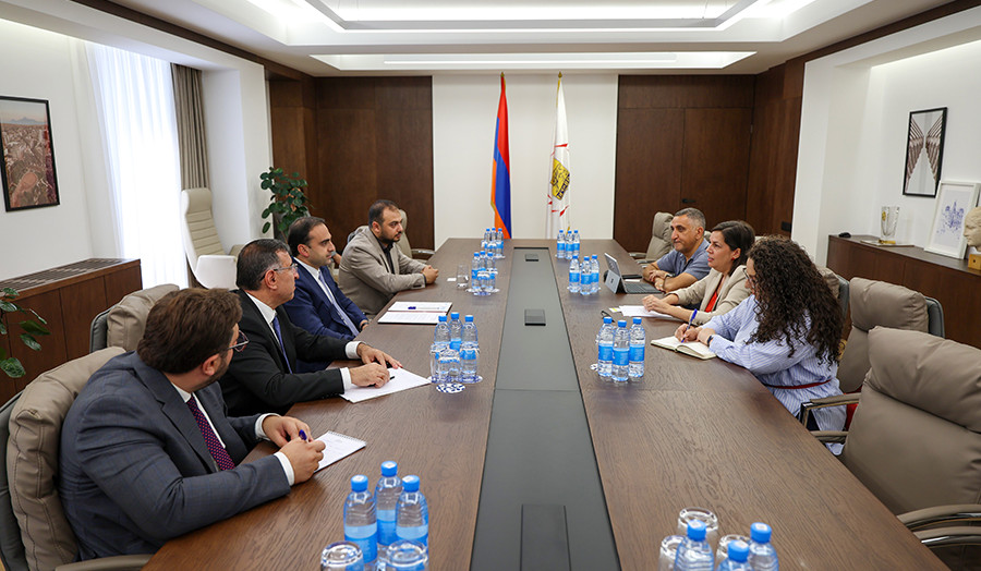 Երևանի քաղաքապետն ընդունել է Ուրուգվայի դեսպանին