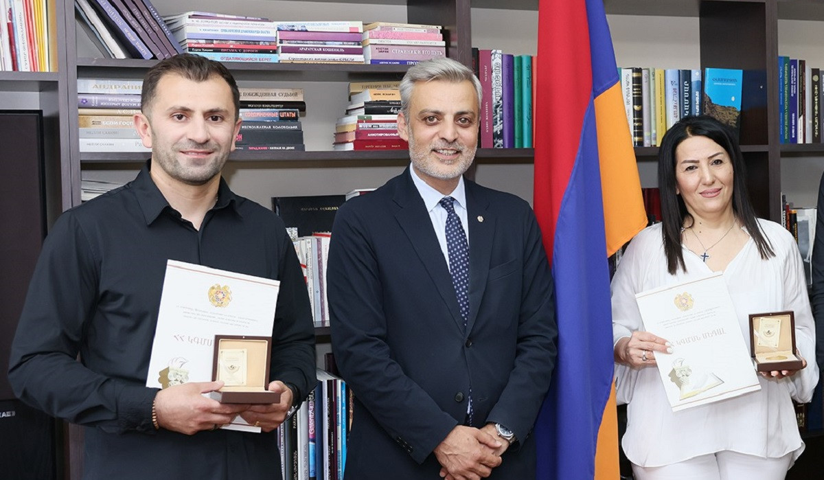 Երաժշտարվեստի ոլորտում ունեցած ավանդի համար Կարինե Հովհաննիսյանը և Վարդան Բադալյանը պարգևատրվել են ԿԳՄՍՆ մեդալով