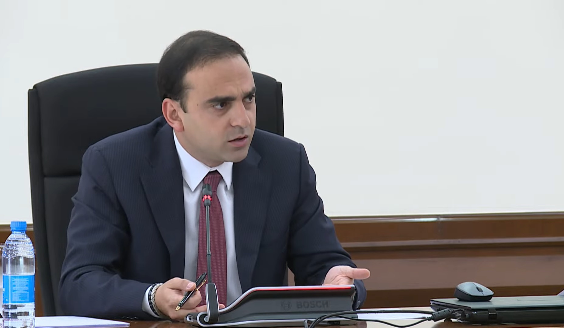 Անկախ նրանից՝ վարձակալված է, թե չէ, գնացեք ջրե՛ք. Ավինյանը՝ Կոնսերվատորիայի դիմացի այգու մասին