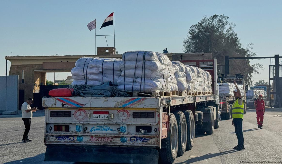 Aid trucks in Egypt head to Gaza for a second day