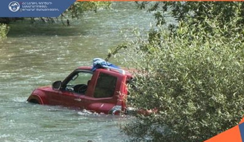 Փրկարարներն արգելափակված ավտոմեքենա են դուրս բերել գետից