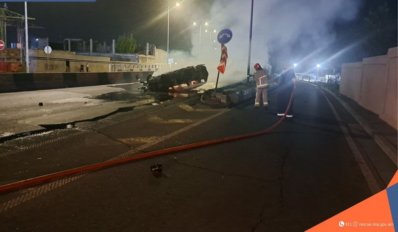 Արտաշատի խճուղում մեքենան շրջվել է և բռնկվել