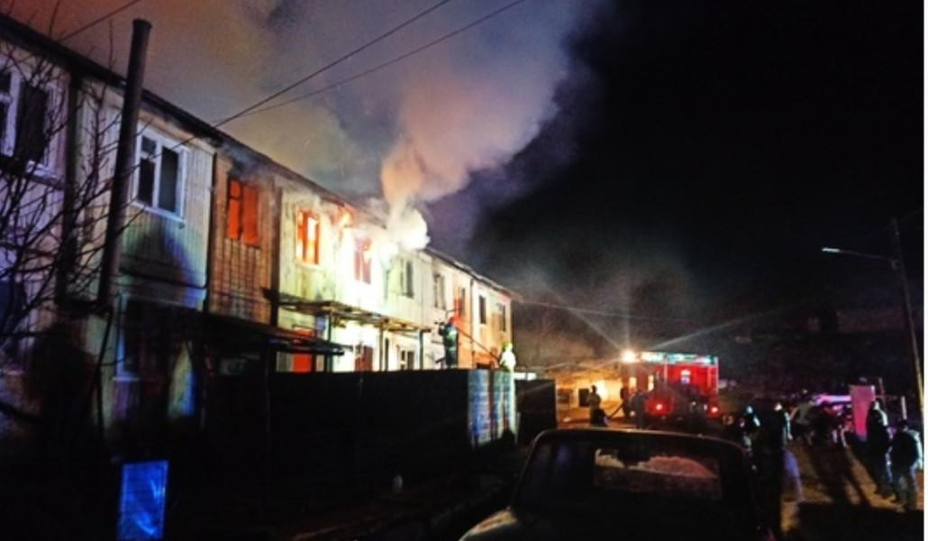 Հրդեհ՝ Երևանի բազմաբնակարան շենքերից մեկում․ փրկարարները տարհանել են շենքի մոտ 50 բնակչի