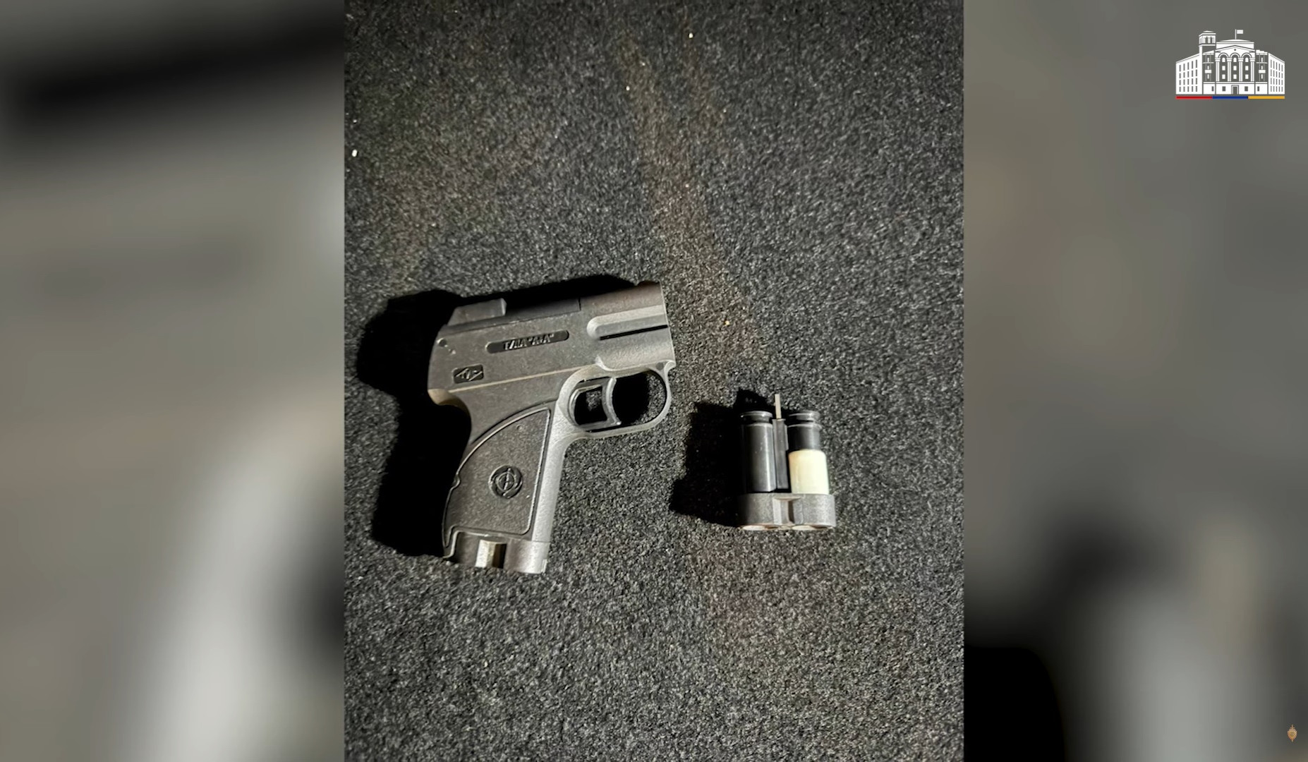 Նոր Նորքի ոստիկաններն ավտոմեքենայում հայտնաբերել են «Տրամադոլ» տեսակի դեղահաբ, 2 դանակ և ատրճանակ