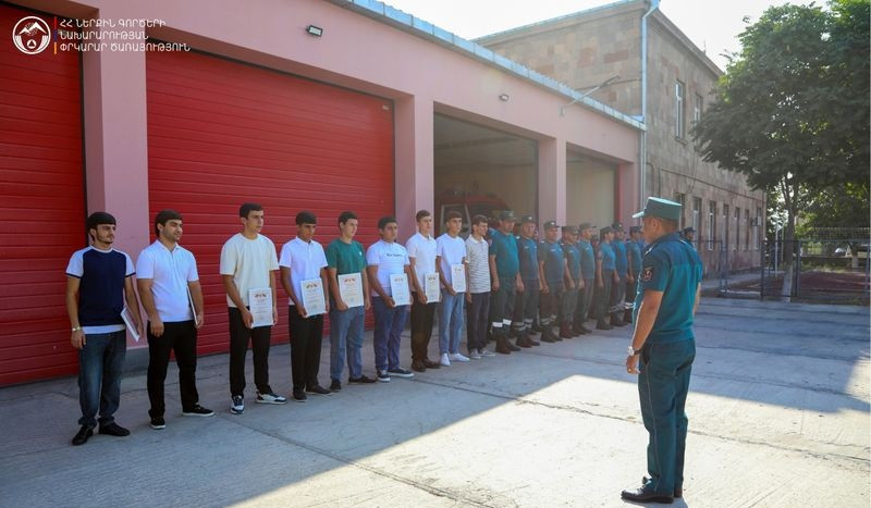 Մի խումբ երիտասարդ կամավորներ արժանացել են պատվոգրերի՝ Խոսրովի անտառում հրդեհաշիջման աշխատանքներին մասնակցելու համար