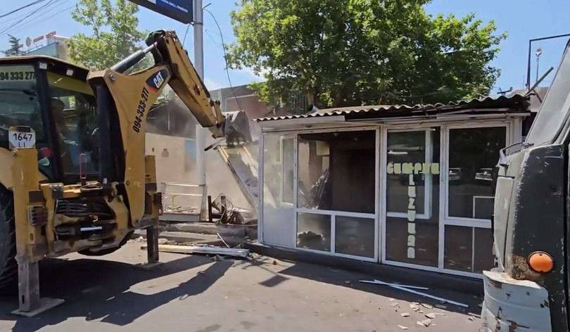 Երևանի քաղաքապետարանը շարունակում է ապօրինի շինությունների ապամոնտաժման աշխատանքները