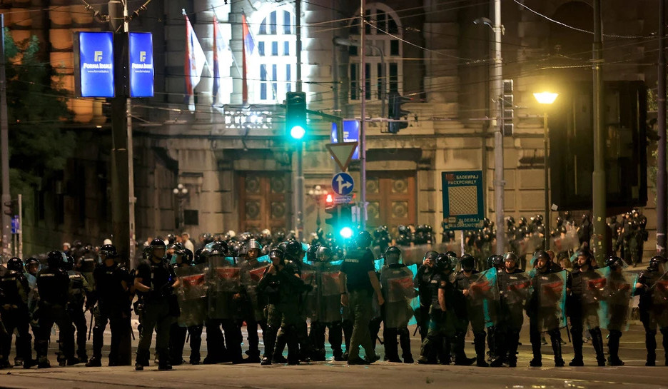 В Сербии произошли столкновения между оппозицией, сторонниками президента и полицией, ранены десятки человек