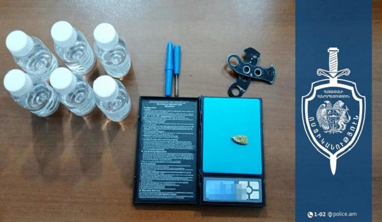 Ձերբակալվածի խուզարկությամբ մեթադոնի լուծույթով սրվակներ են հայտնաբերվել․ Ավանի համայնքային ոստիկանների բացահայտումը