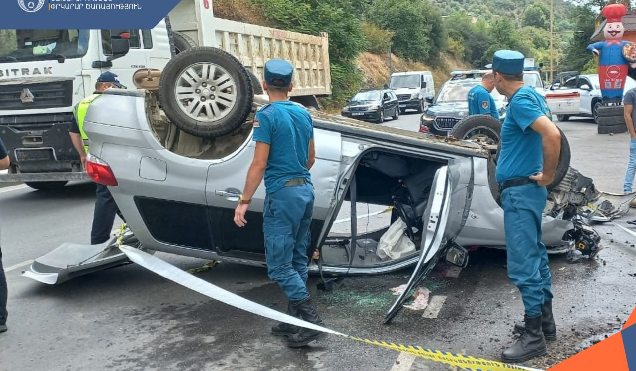 Ավտոմեքենան բախվել է էլեկտրական սյանը և շրջվել․ կա երկու տուժած
