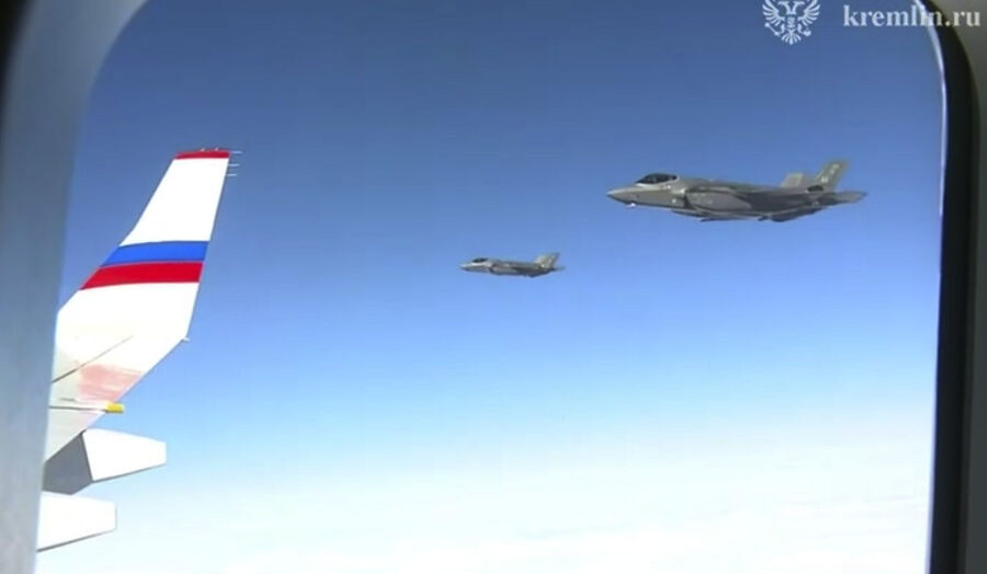 Американские истребители сопроводили борт Путина по пути с Аляски в Россию