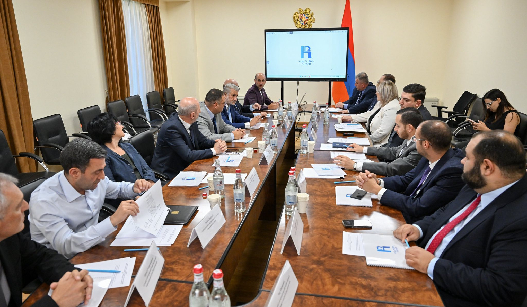 Հայկական ռադիոն պատրաստվում է 100-ամյակին․ Մխիթար Հայրապետյանի ղեկավարությամբ քննարկվել է հոբելյանական միջոցառումների նախագիծը