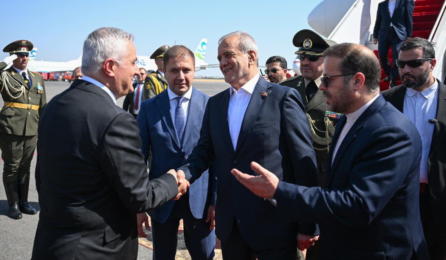 İran prezidenti Ermənistana rəsmi səfərə gəlib