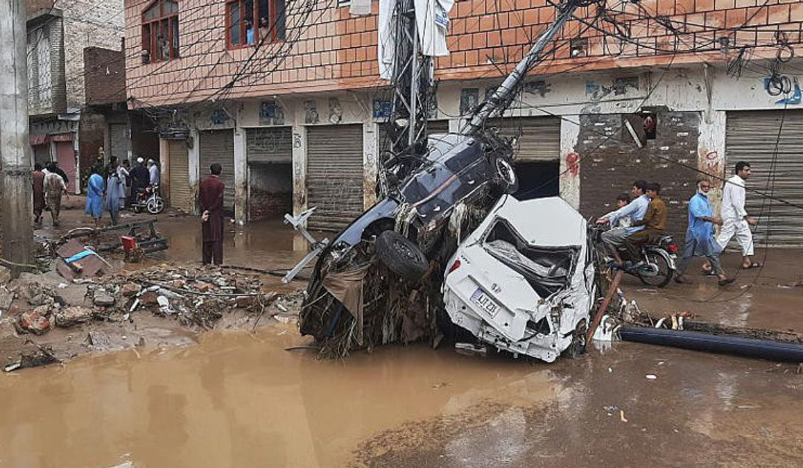 Число погибших в результате наводнений в Пакистане достигло 300 человек
